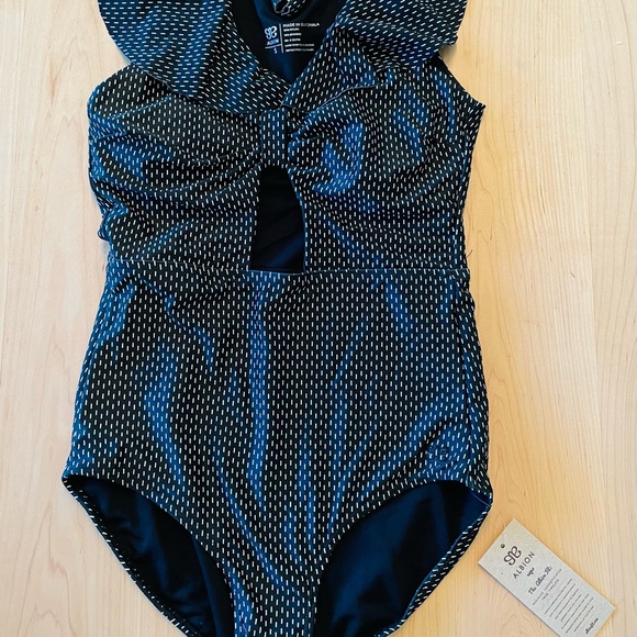 Albion Fit One Piece Bathingsuit NEW with tags - Picture 3 of 6
